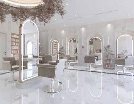 مدیر سالن زیبایی در حال معرفی خدمات و فضای سالن با تجهیزات حرفه‌ای